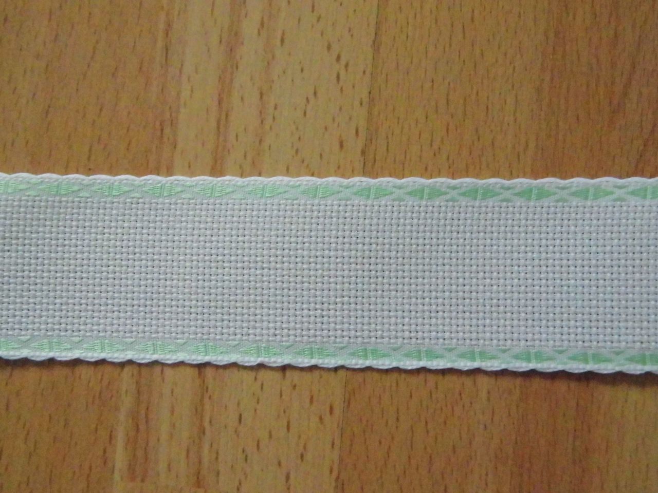 Halványzöld szegéllyel 5 cm fehér